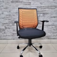 Кресло Barneo K-138 для персонала (черная ткань оранжевая сетка) в Красноуральске - krasnouralsk.mebel24.online | фото